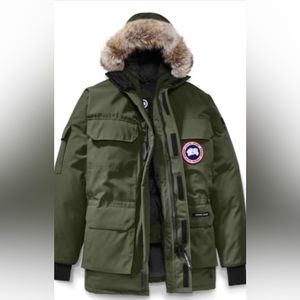 Winner Canada goose jacket in OK condition but do not got the fur to it no more